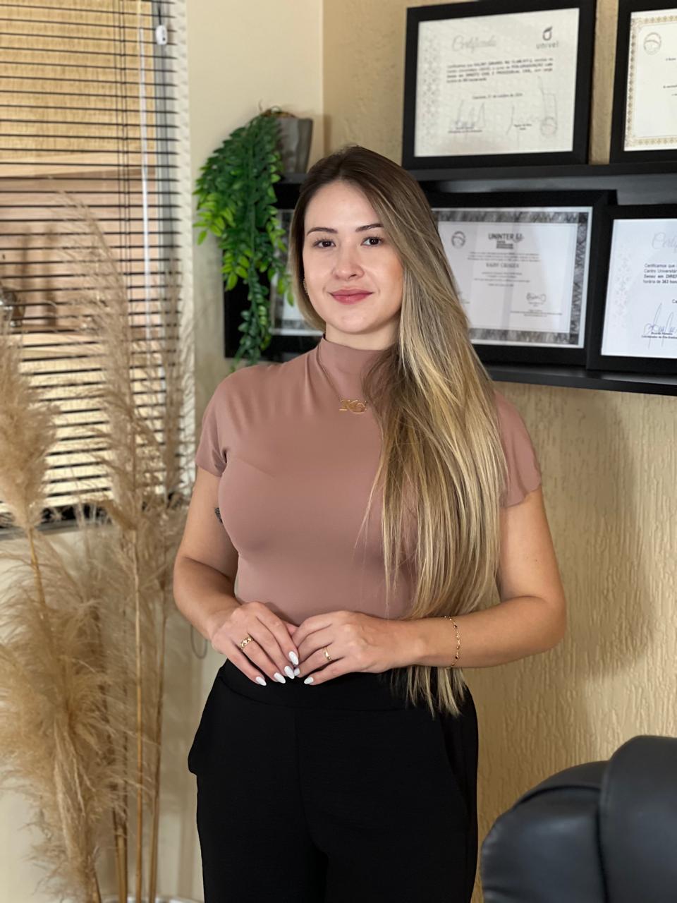 Kaliny Girardi no escritório